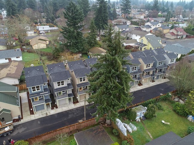 13156 NE Glisan St in Portland, OR - Building Photo - Building Photo
