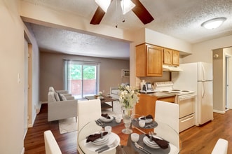 Meadowbrook Apartments in Burlington, KY - Foto de edificio - Building Photo
