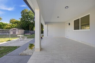 2440 Hayes St in Hollywood, FL - Building Photo - Building Photo