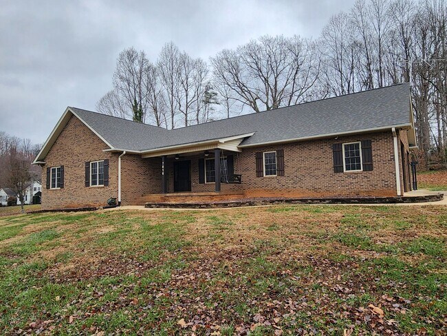 7816 Cheatham Ford Rd in Hiddenite, NC - Building Photo - Building Photo