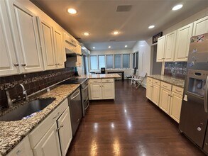 162 Birchwood Park Dr in Jericho, NY - Building Photo - Building Photo