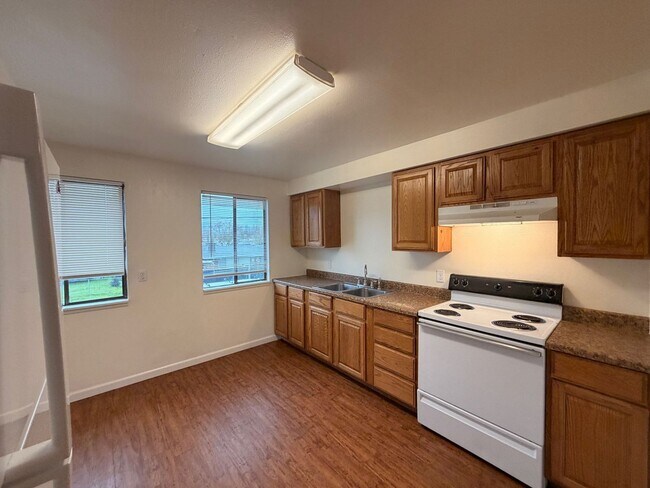 75 NW Jorgen St-Unit -73 in Winston, OR - Building Photo - Building Photo