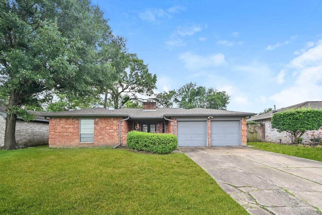 13706 Oleoke Ln in Houston, TX - Building Photo