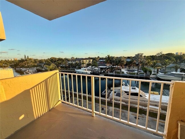 2350 NE 135th St, Unit 409 in North Miami, FL - Building Photo - Building Photo