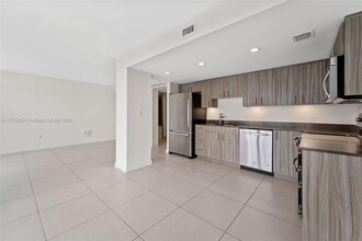910 West Ave, Unit 0526 in Miami Beach, FL - Building Photo - Building Photo