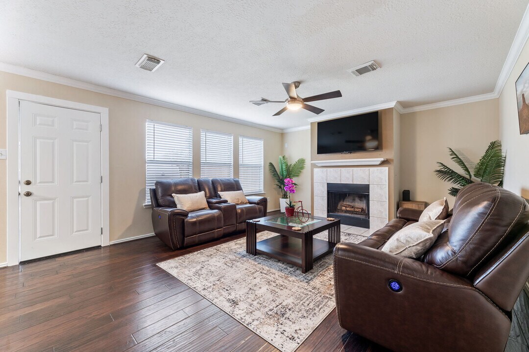 9835 Golden Prairie Ln in Houston, TX - Building Photo