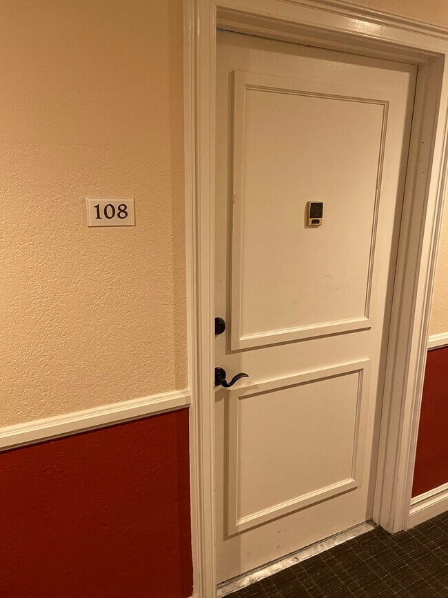 15344 Weddington St, Unit 103 in Sherman Oaks, CA - Building Photo - Building Photo