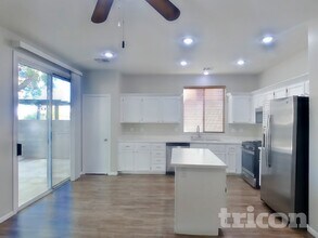 8504 Last Point Ave in Las Vegas, NV - Foto de edificio - Building Photo