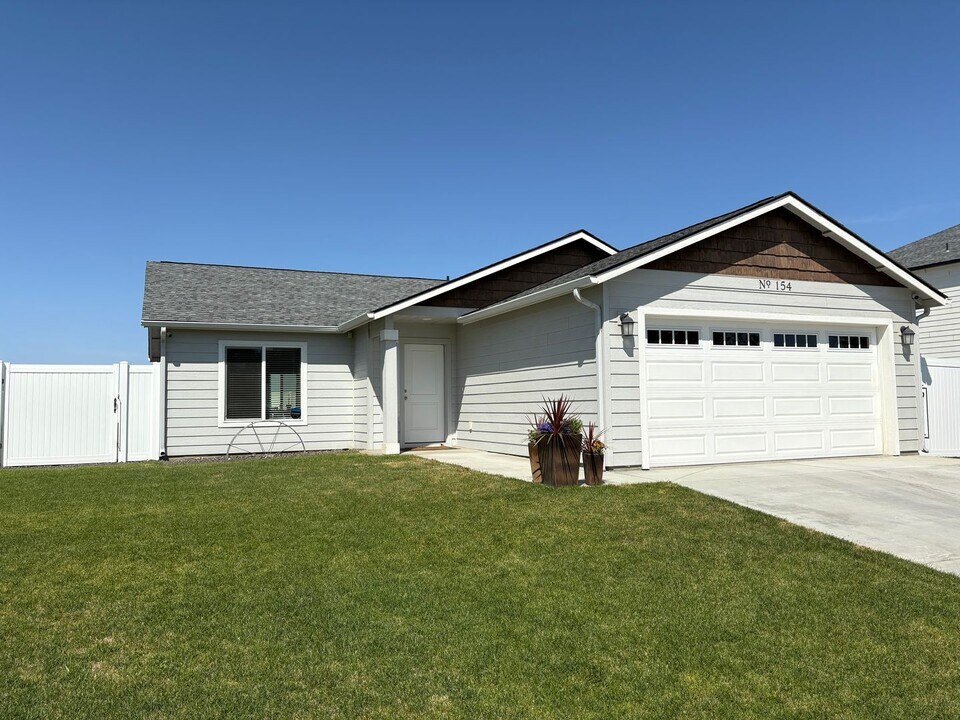 154 E Montmorency Blvd in Quincy, WA - Foto de edificio