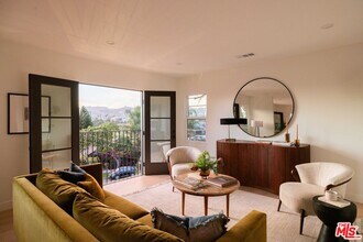 1020 Manzanita St in Los Angeles, CA - Building Photo - Building Photo