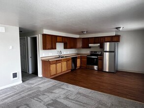 1047 8th Ave, Unit 201 in Longview, WA - Foto de edificio - Building Photo