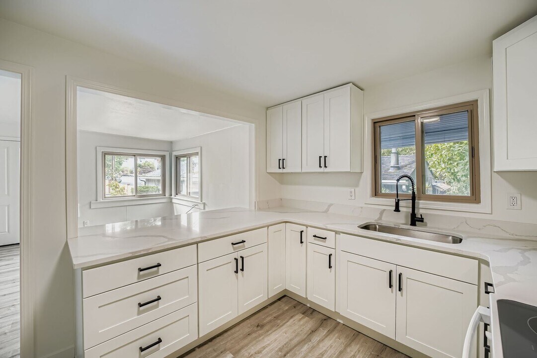 10454 8th Ave S in Seattle, WA - Building Photo