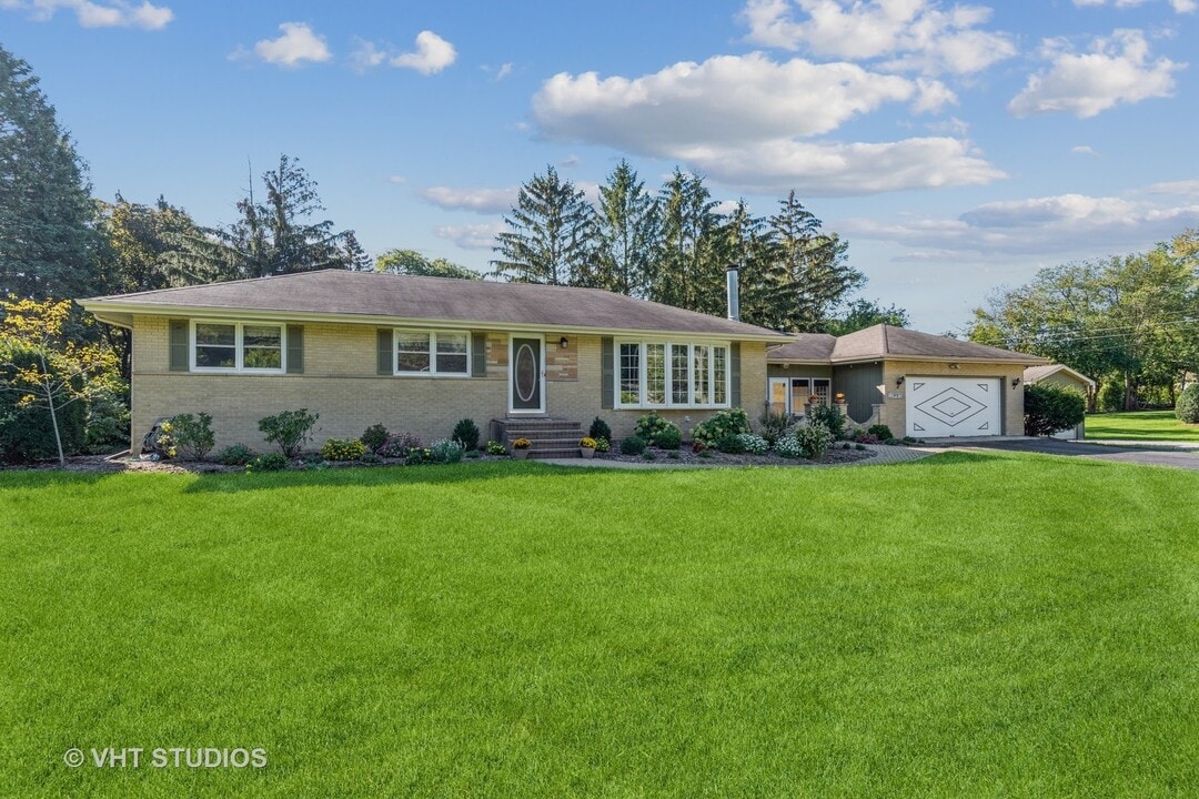 23W073 Dickens Ave in Glendale Heights, IL - Building Photo