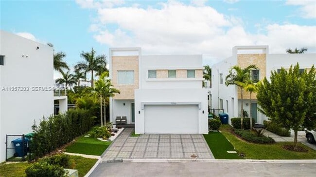 10366 NW 68th Terrace in Doral, FL - Building Photo - Building Photo