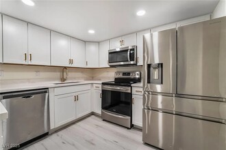 9070 Spring Mountain Rd, Unit 119 in Las Vegas, NV - Foto de edificio - Building Photo