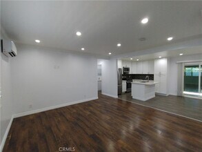 13714 Hoyt St in Los Angeles, CA - Building Photo - Building Photo