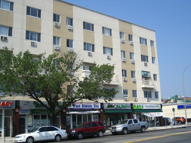 15019 Northern Blvd in Flushing, NY - Building Photo - Building Photo