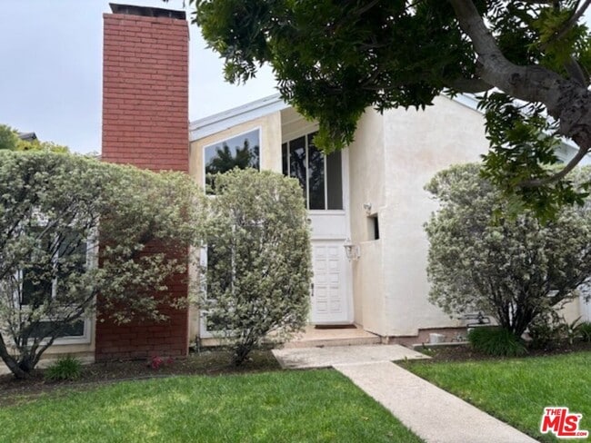 1337 Avenida de Cortez in Los Angeles, CA - Building Photo - Building Photo