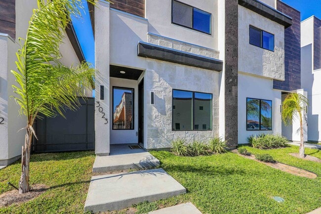 8218 Casa Verde Rd in Laredo, TX - Building Photo - Building Photo