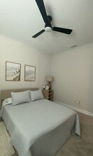 15968 Crofton Spgs Wy in Port Charlotte, FL - Foto de edificio - Building Photo