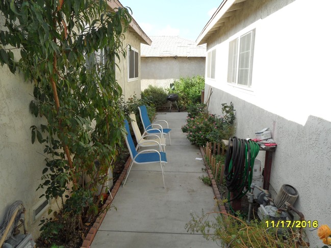 10521 S Grevillea Ave in Lennox, CA - Building Photo - Building Photo