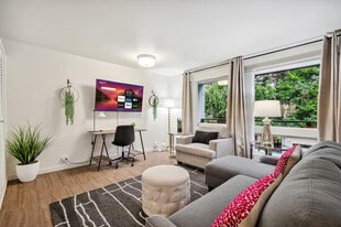 520 Bellevue Way SE in Bellevue, WA - Building Photo