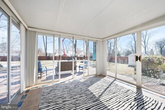 2405 Cedar Ln in Vienna, VA - Building Photo - Building Photo