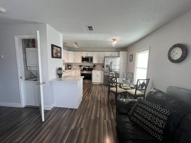5132 Beach Dr SE, Unit D in St. Petersburg, FL - Building Photo - Building Photo