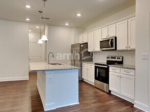 572 Smt Vw Ln in Canton, GA - Foto de edificio - Building Photo