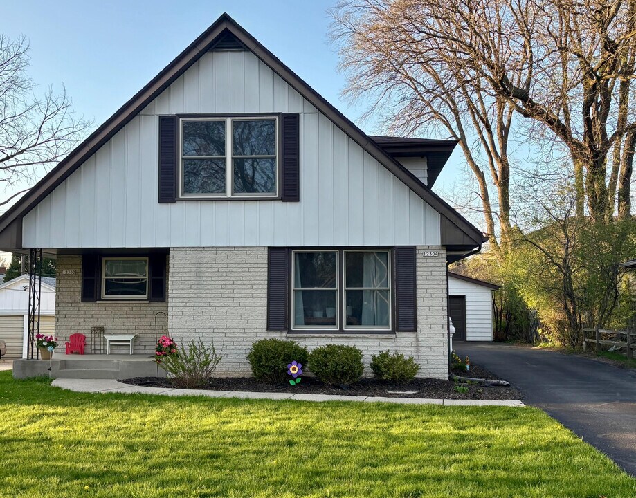 12304 W Cathedral Ave in Wauwatosa, WI - Building Photo