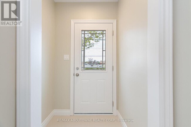 132 Cross Ave in Oakville, ON - Building Photo - Building Photo