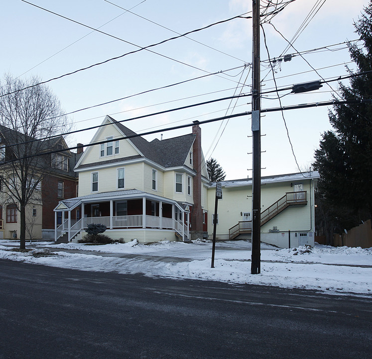 76 Elm St in Oneonta, NY - Foto de edificio