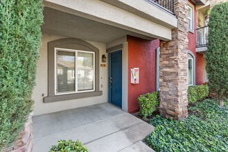 Corona Pointe Townhomes in Riverside, CA - Foto de edificio - Building Photo