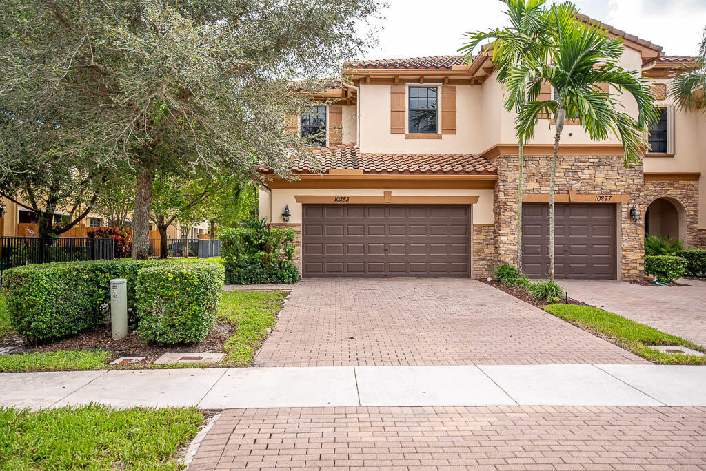 10283 Wellington Parc Dr in Wellington, FL - Building Photo