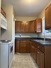 744 W Shore Rd in Warwick, RI - Building Photo - Building Photo