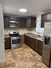 919 Lovett St in Tomball, TX - Foto de edificio - Building Photo