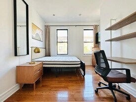Furnished room/NOT APARTMENT, Unit 1 in Queens, NY - Building Photo