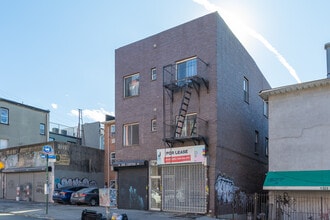 438 Wilson Ave in Brooklyn, NY - Foto de edificio - Building Photo