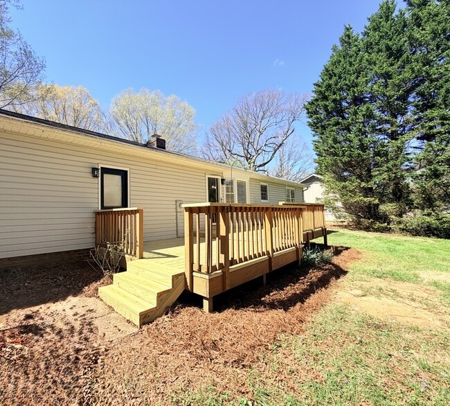 6504 Zack Rd in Oak Ridge, NC - Building Photo - Building Photo