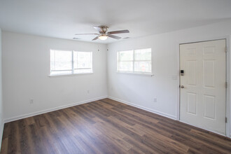 1220 E 57th St in Savannah, GA - Building Photo - Building Photo