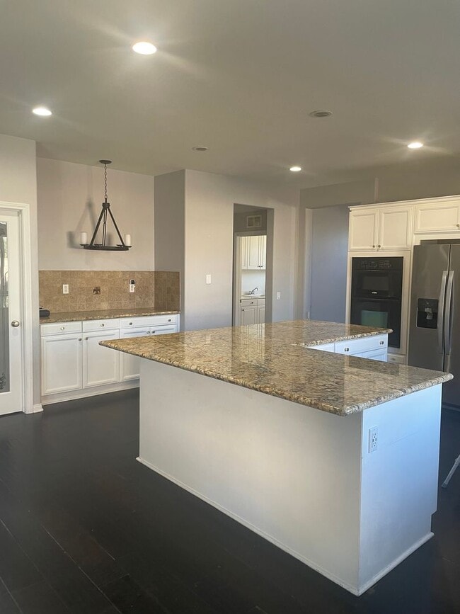 1229 Amaryllis Way in Corona, CA - Foto de edificio - Building Photo