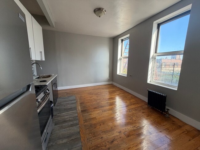 295 E 149th St, Unit 17 in Bronx, NY - Foto de edificio - Building Photo