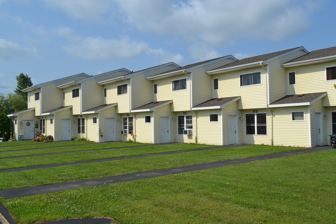 Albert Carriere Apartments in Rouses Point, NY - Foto de edificio