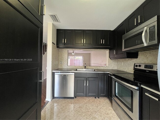 2700 S Oakland Forest Dr in Fort Lauderdale, FL - Building Photo - Building Photo