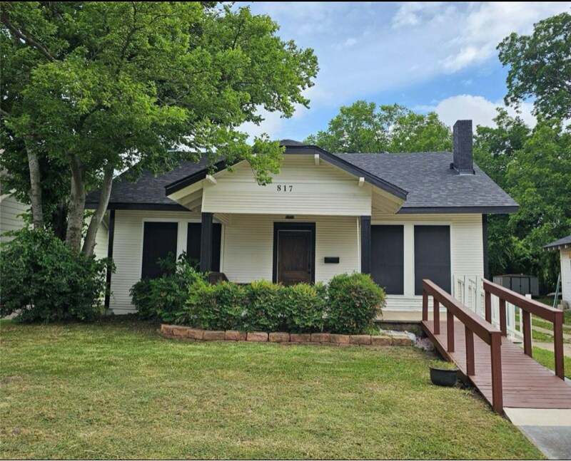 817 W Fischer St in Sherman, TX - Building Photo