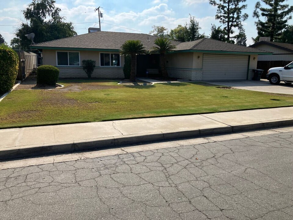 4709 Summertree Ln in Bakersfield, CA - Building Photo