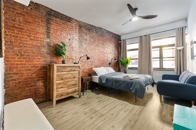 301 W 31st St, Unit SI ID1323979P in New York, NY - Building Photo - Building Photo