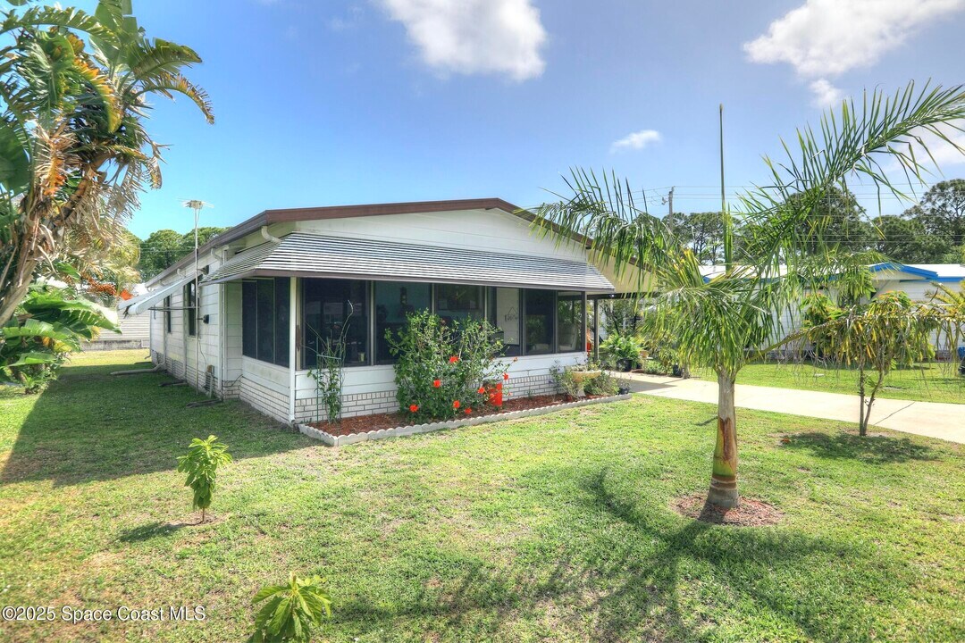 203 Almond Ct in Sebastian, FL - Building Photo