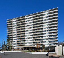 215 Glenridge Ave in St Catharines, ON - Building Photo