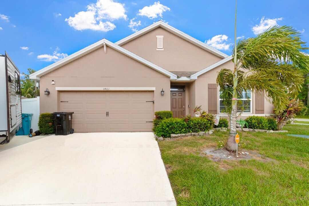 1401 SW Bargello Ave in Port St. Lucie, FL - Building Photo